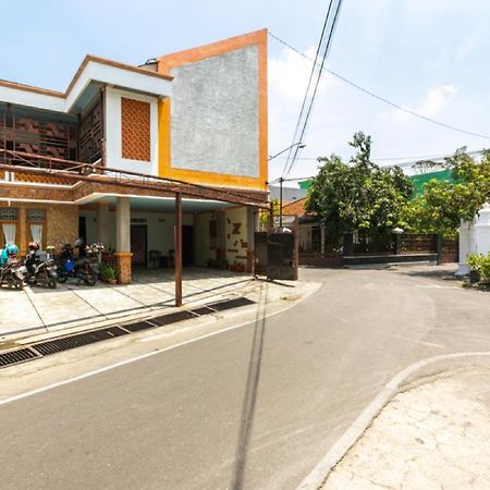 Reddoorz Syariah Near Stadion Manahan Solo 2 Dış mekan fotoğraf