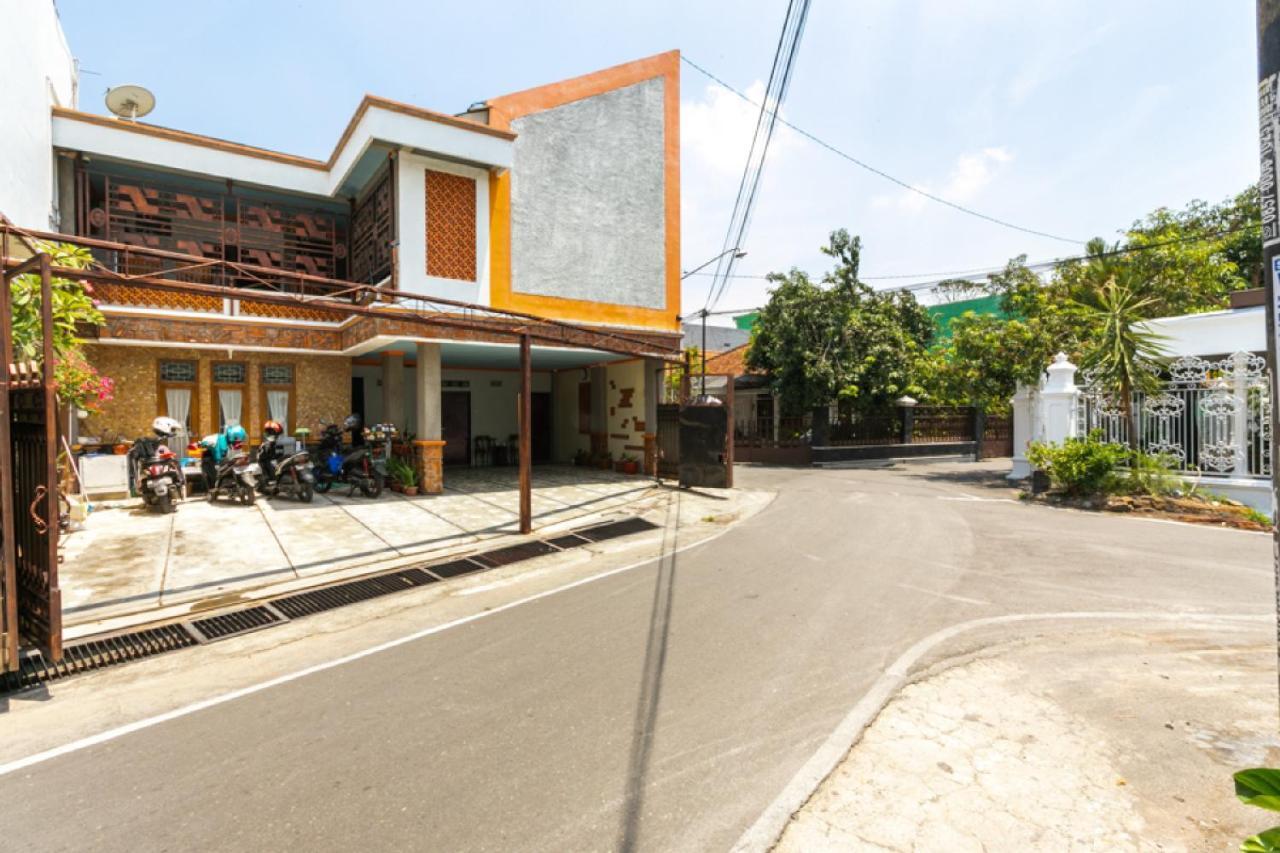 Reddoorz Syariah Near Stadion Manahan Solo 2 Dış mekan fotoğraf